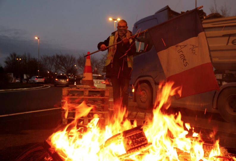 Fransa'da Hükümet akaryakıt vergi artışını askıya alıyor